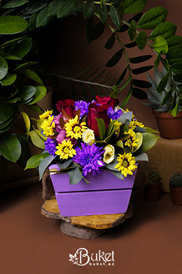 Composition in a basket of chrysanthemums and chamomiles