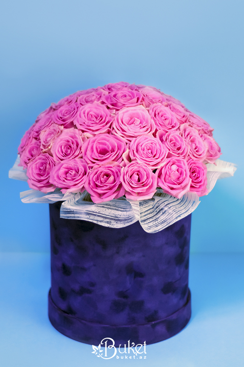 Bouquet of roses in a hat box