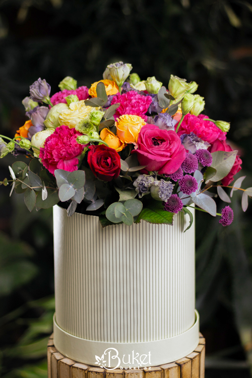 Bouquet of spray roses in a hat box
