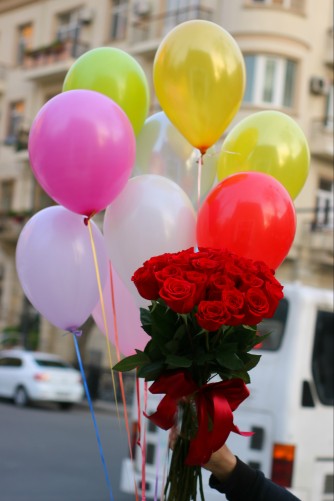 Разноцветные шары и букет из роз
