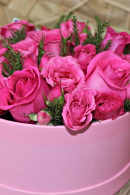 Розовая цветочная композиция