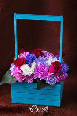 Rose composition in a wooden box