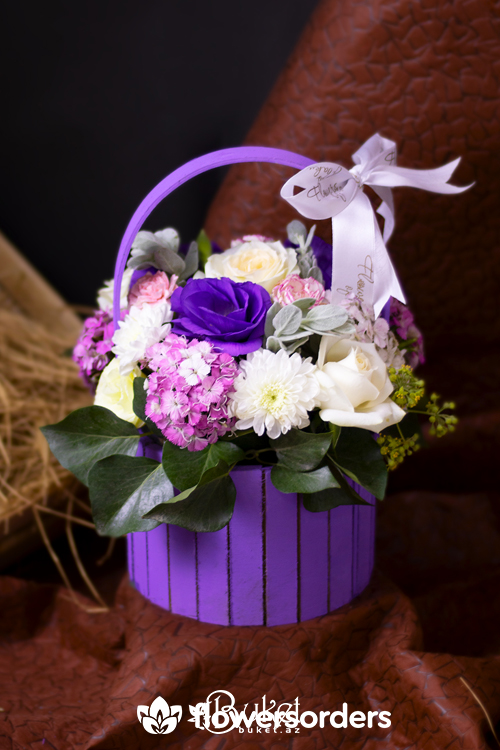 Rose composition in a wooden basket