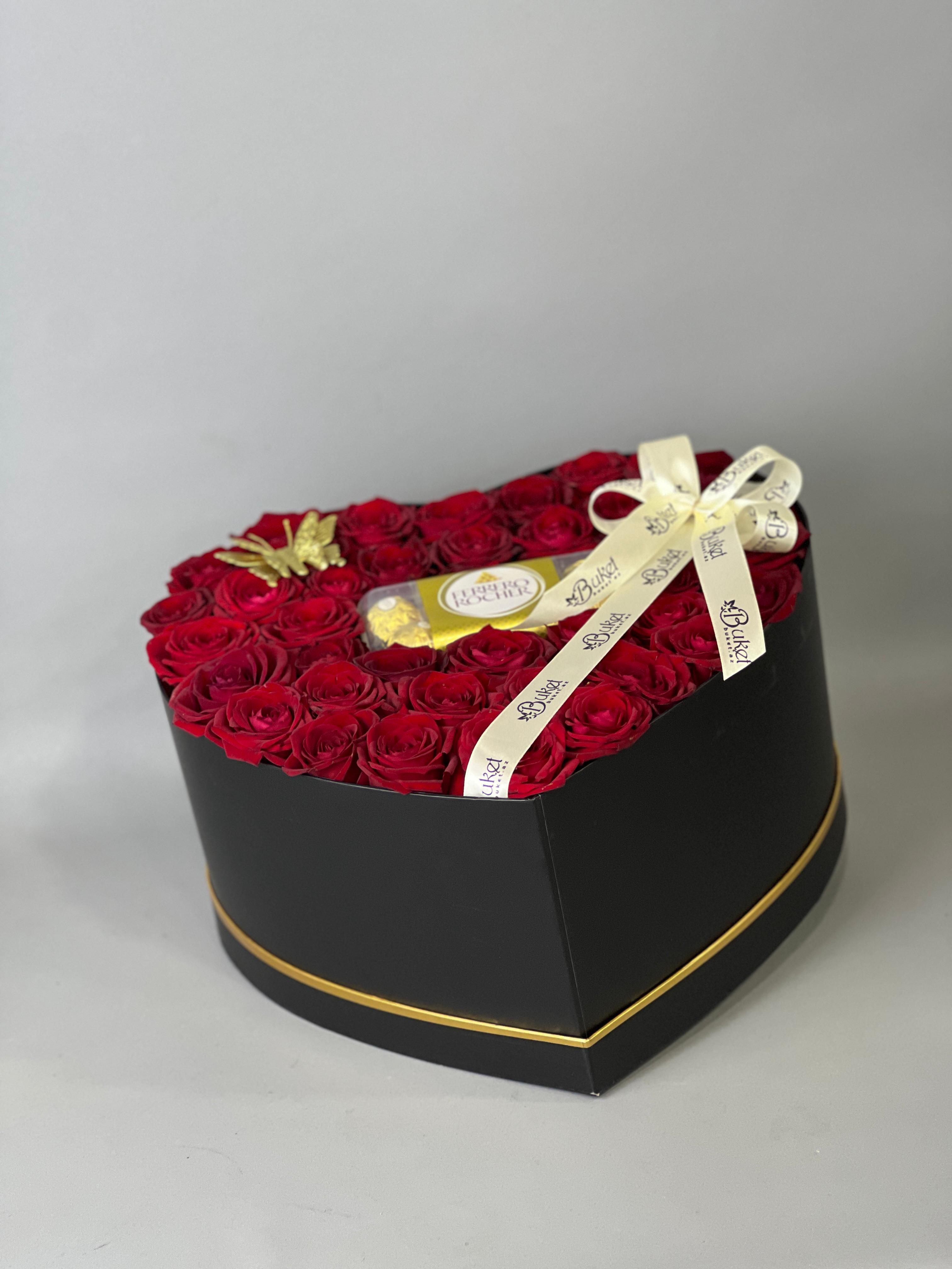 Розы и шоколад в коробке в форме сердца