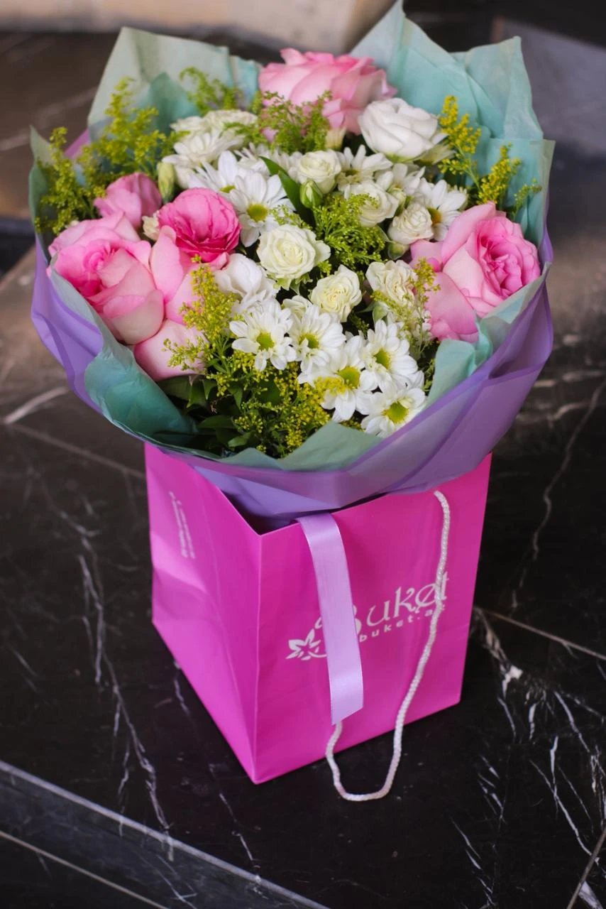 roses and daisies bouquet in the box