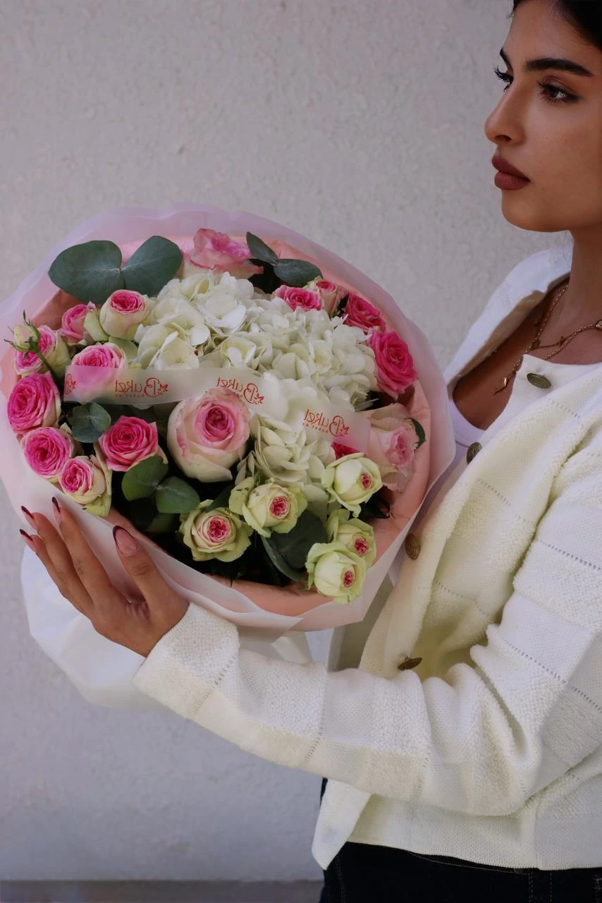 Qortenziya və kust roza buketi