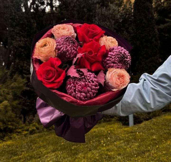 Bouquet of chrysanthemums and roses
