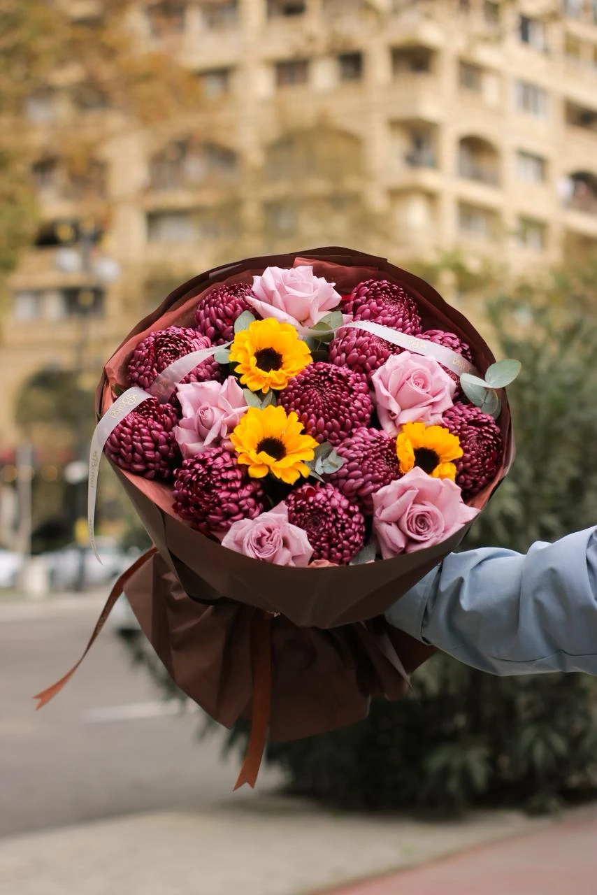 Букет из хризантем и подсолнухов