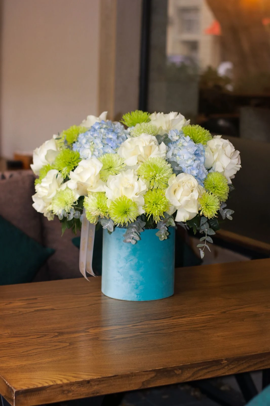 Qutuda qortenziya və ağ qızılgül