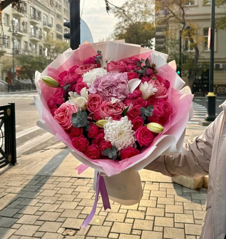 Bouquet of roses and lilies