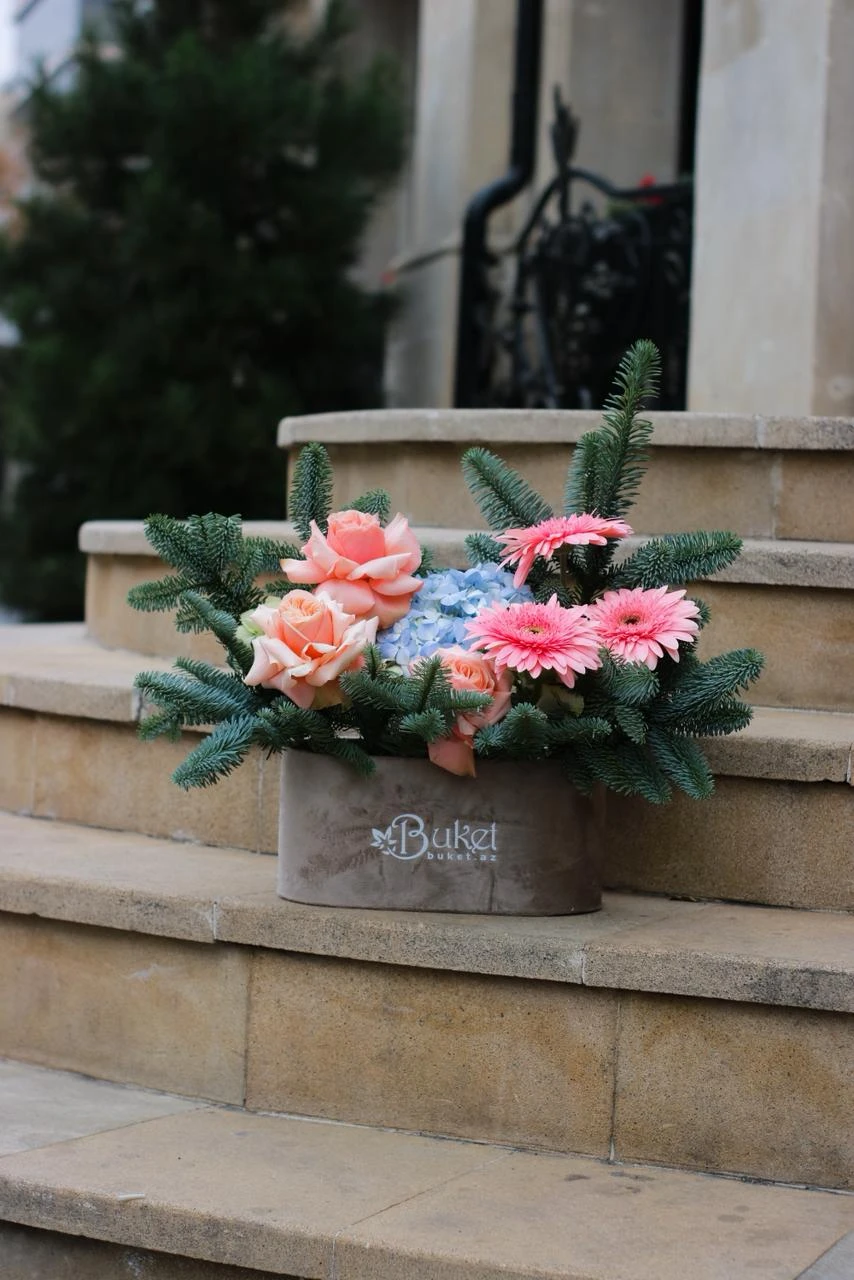 Розы и гортензия в коробке