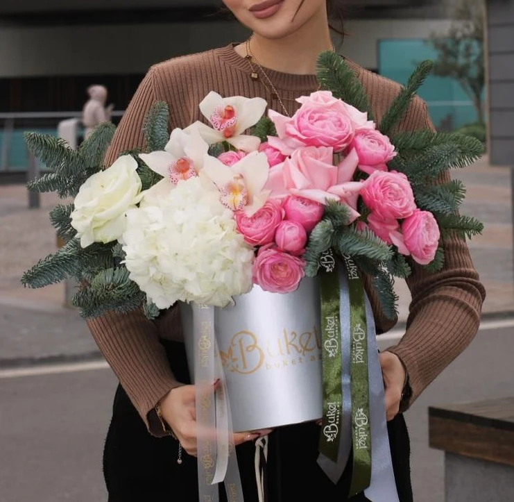 Новогодняя композия из роз и гортензий