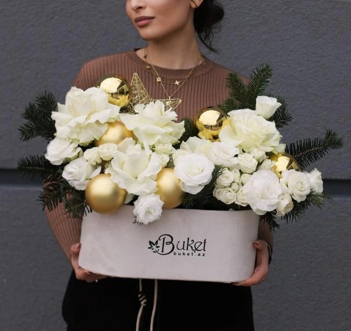 Новогодняя композиция из белых роз