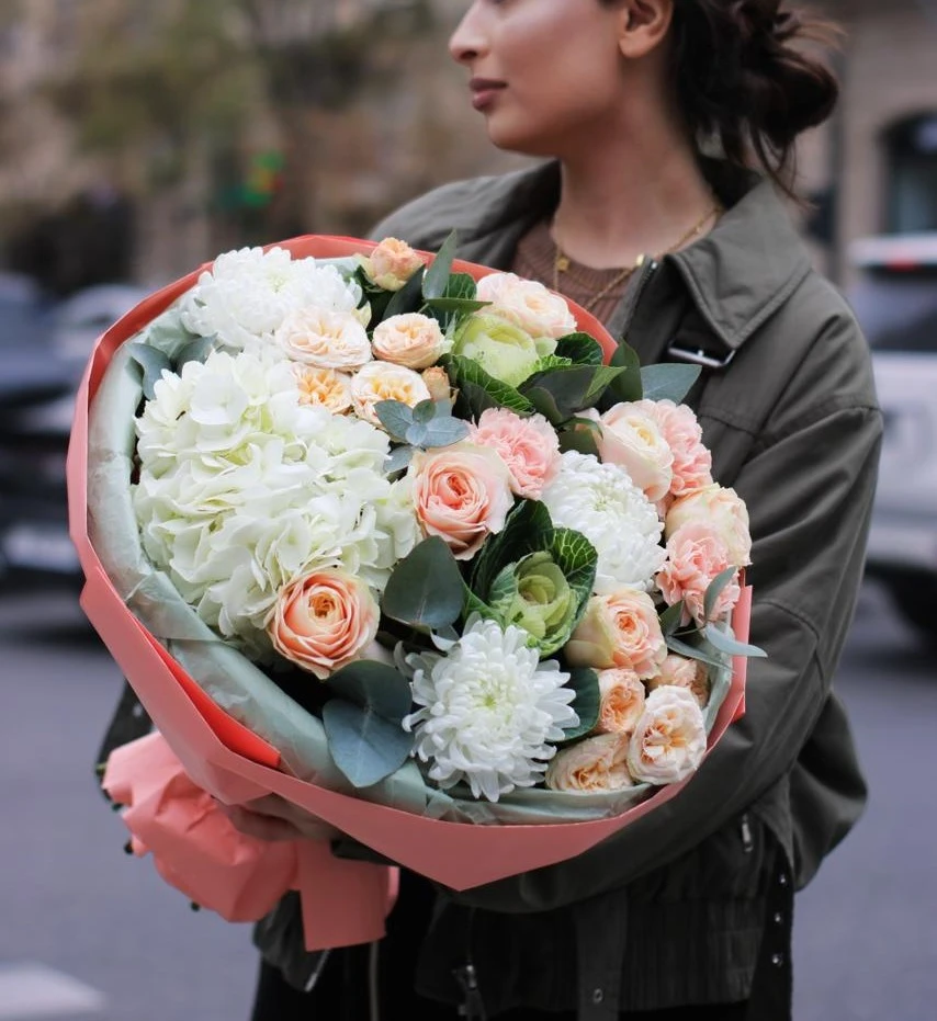 Букет кустовых роз и гортензий