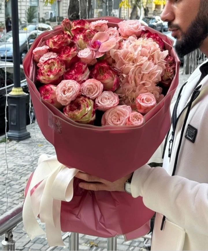 Qarışıq güllərdən buket