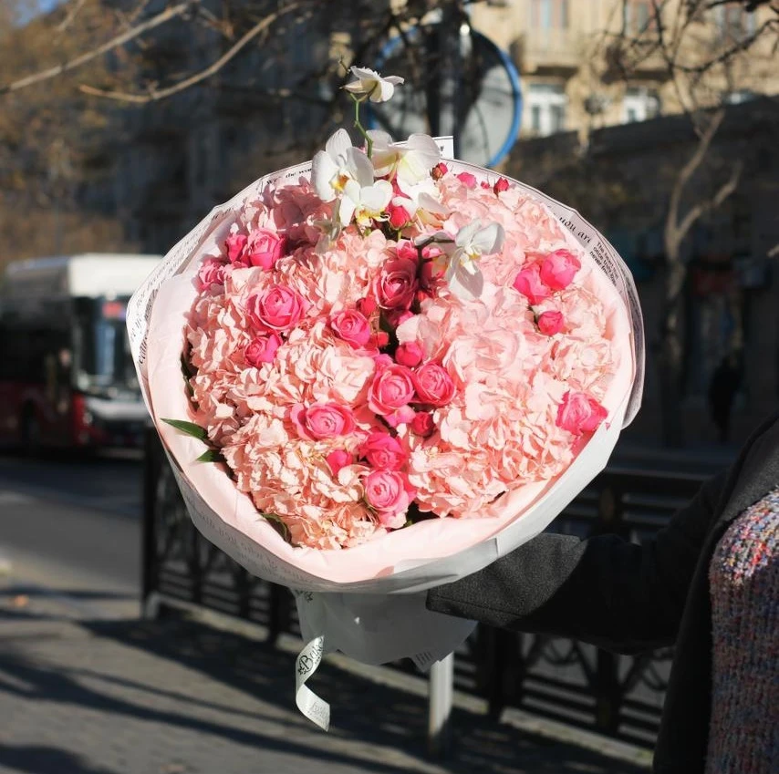 Букет из гортензий и орхидей