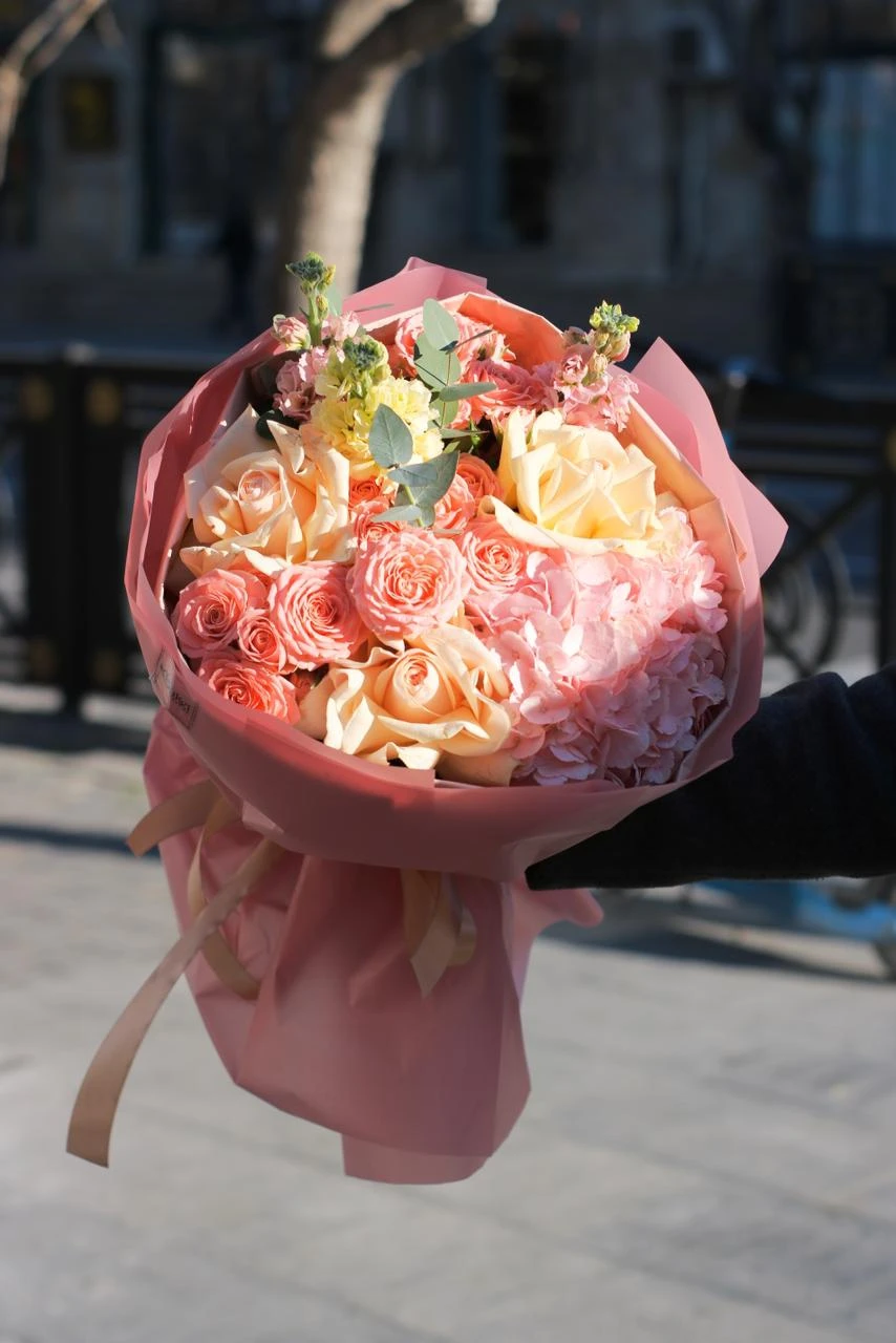 Букет из гортензий и роз