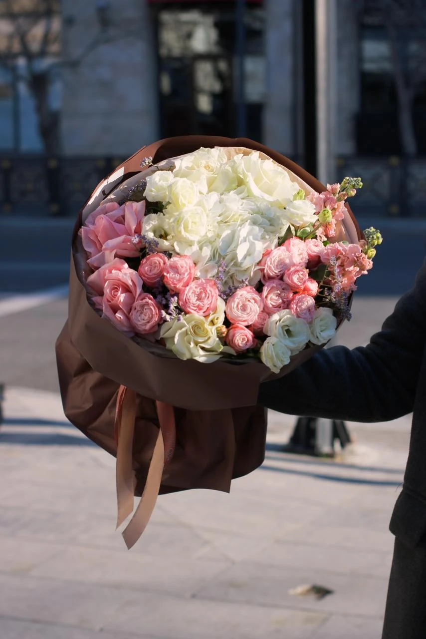 Букет из гортензий и роз