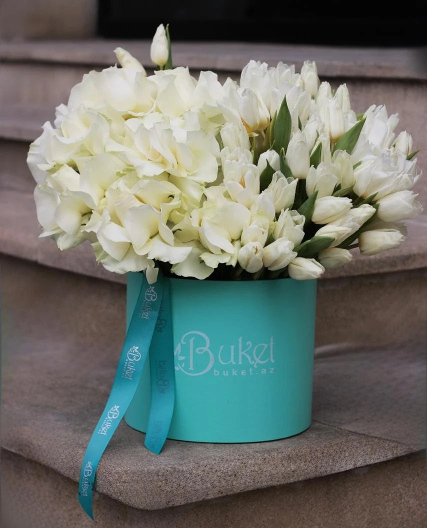 Композиция из белых тюльпанов и роз