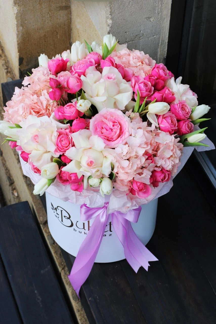  Гортензии и кустовые розы в коробке