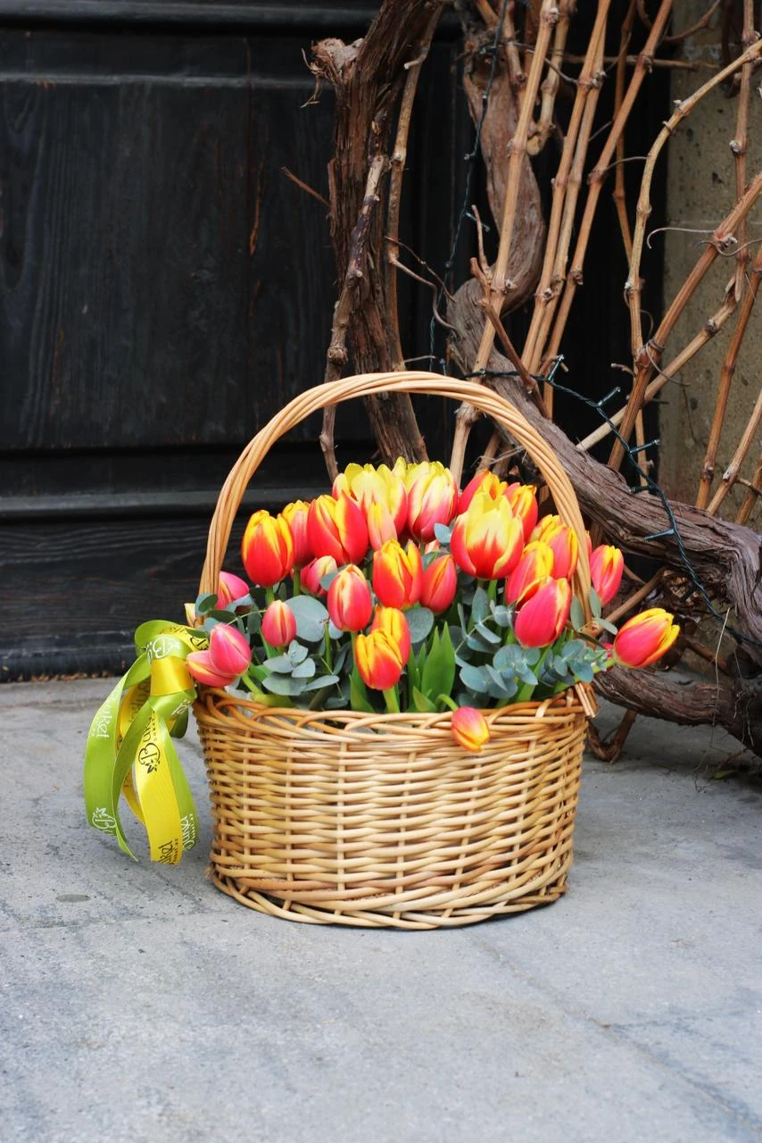 Тюльпаны в корзине