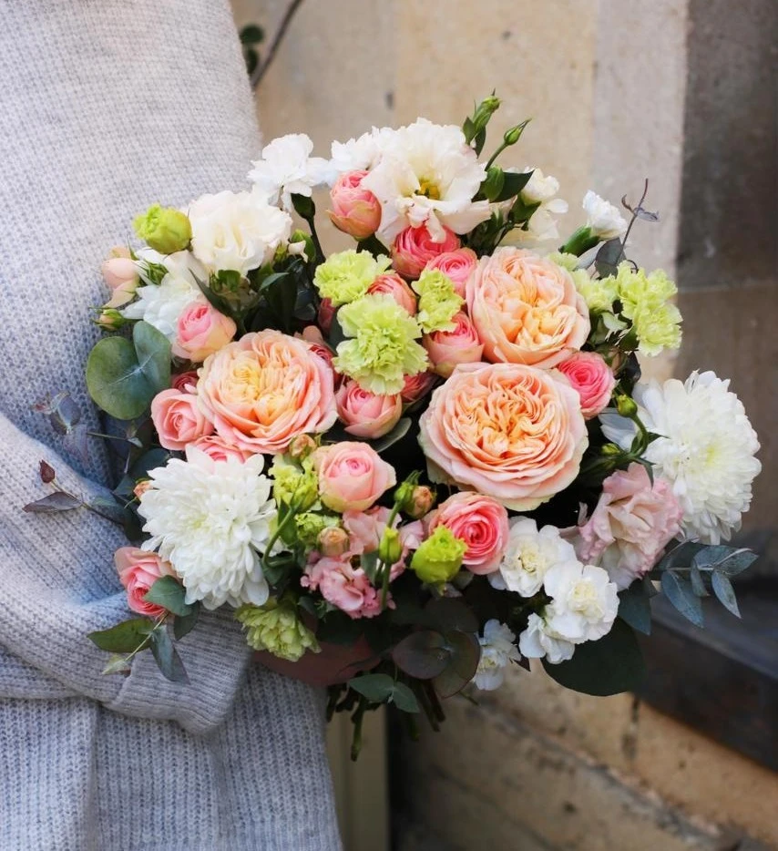 Qarışıq güllərdən buket