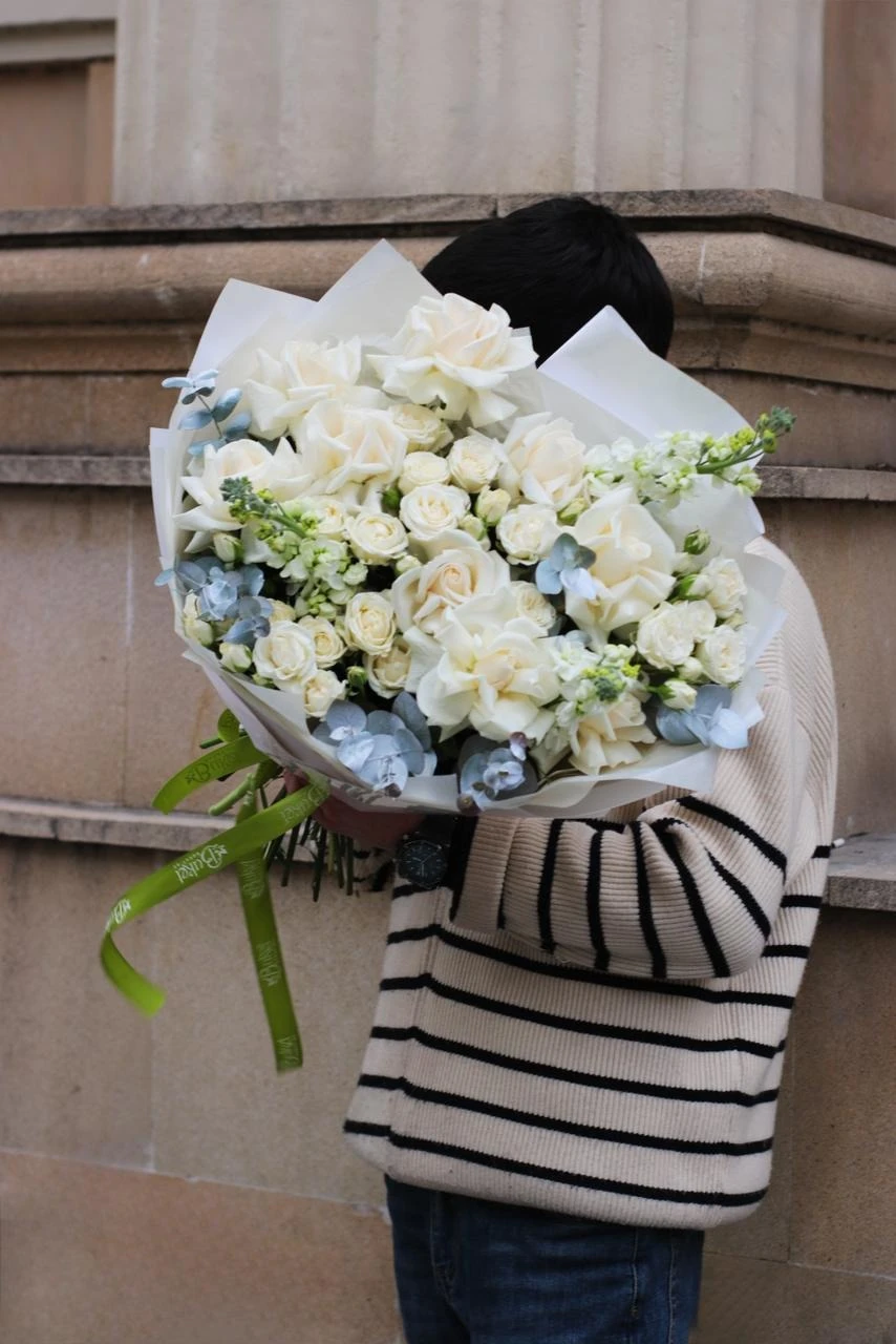 Ağ qızılgül buketi