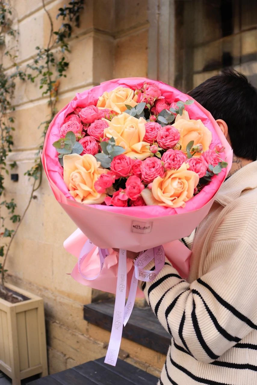Mixed pink roses bouquet