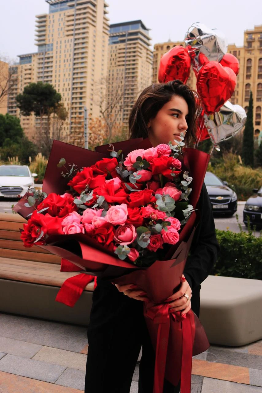 Букет красных и кустовых роз