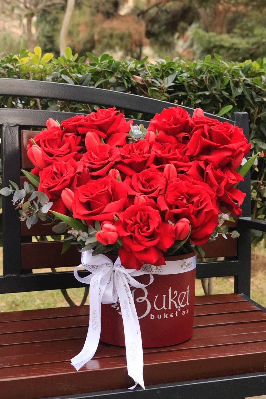 Ürək formasında qızılgül və tülpan qutuda