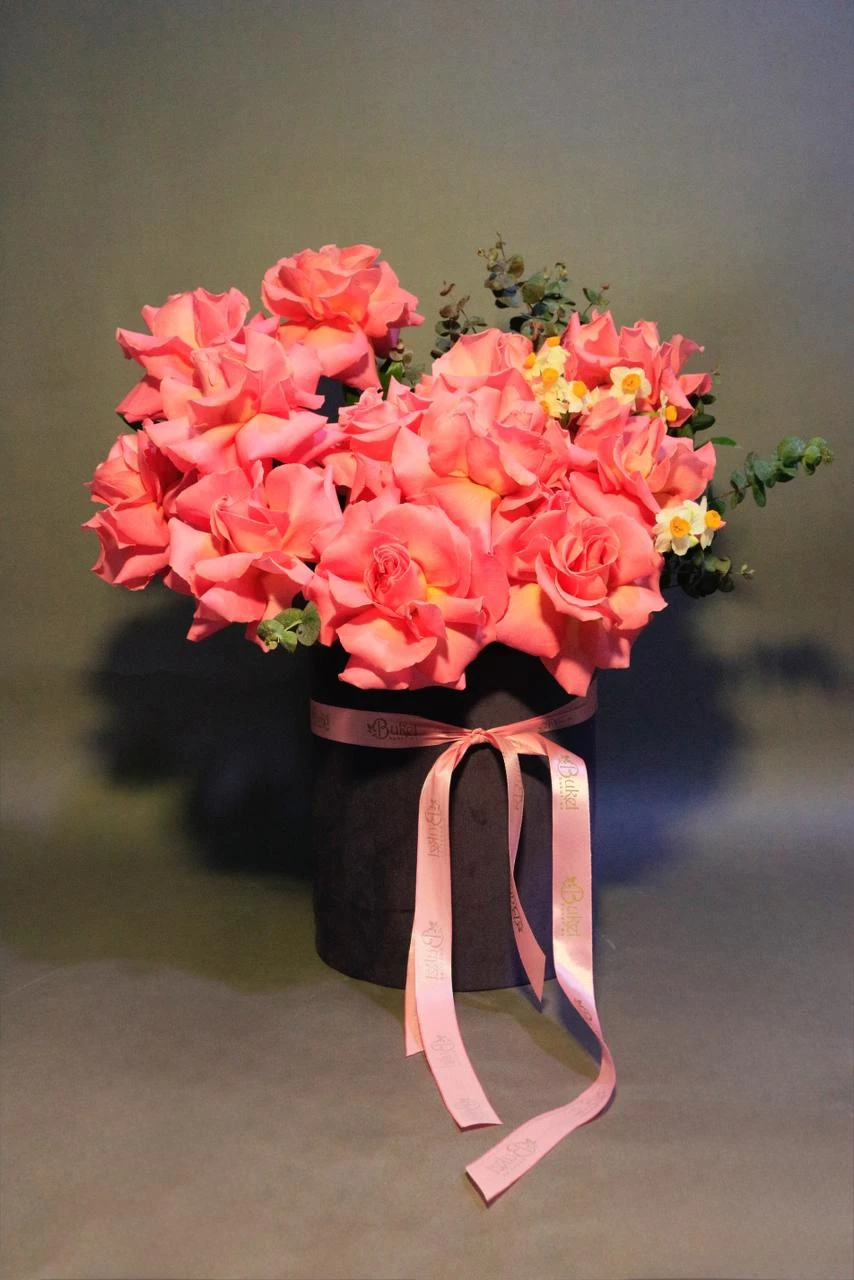 Composition of roses and daffodils