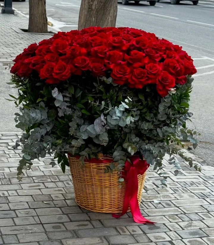 101 роза в корзине