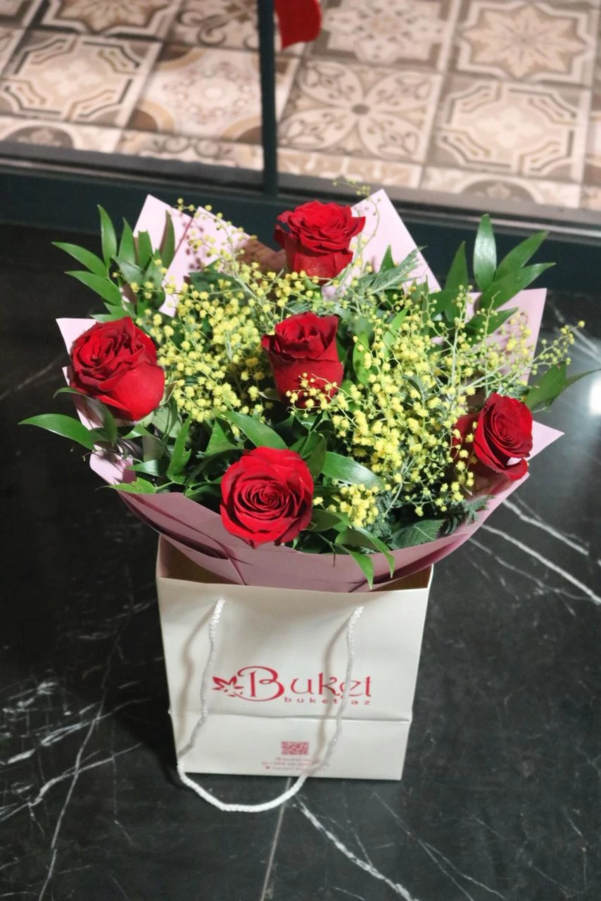 5 qızılgül mimoza ilə buket