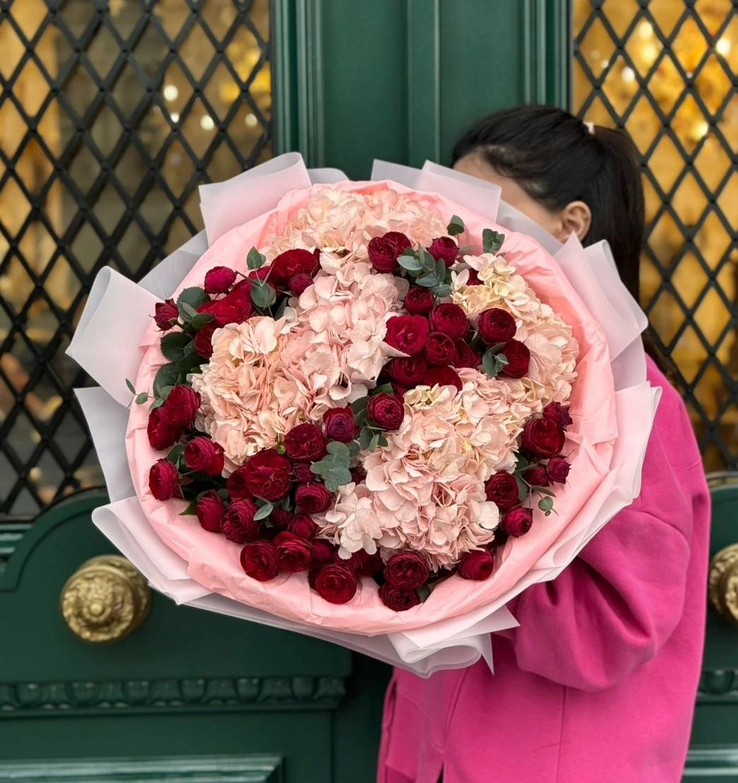 Qortenziya və kust roza buketi