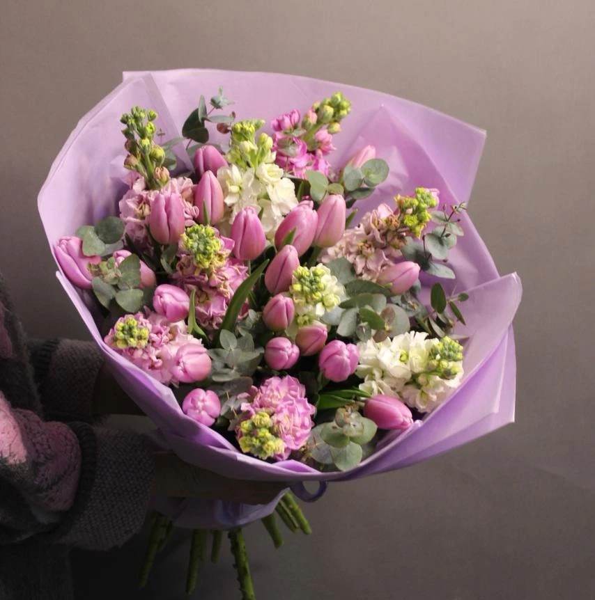 Букет из тюльпанов и левкой