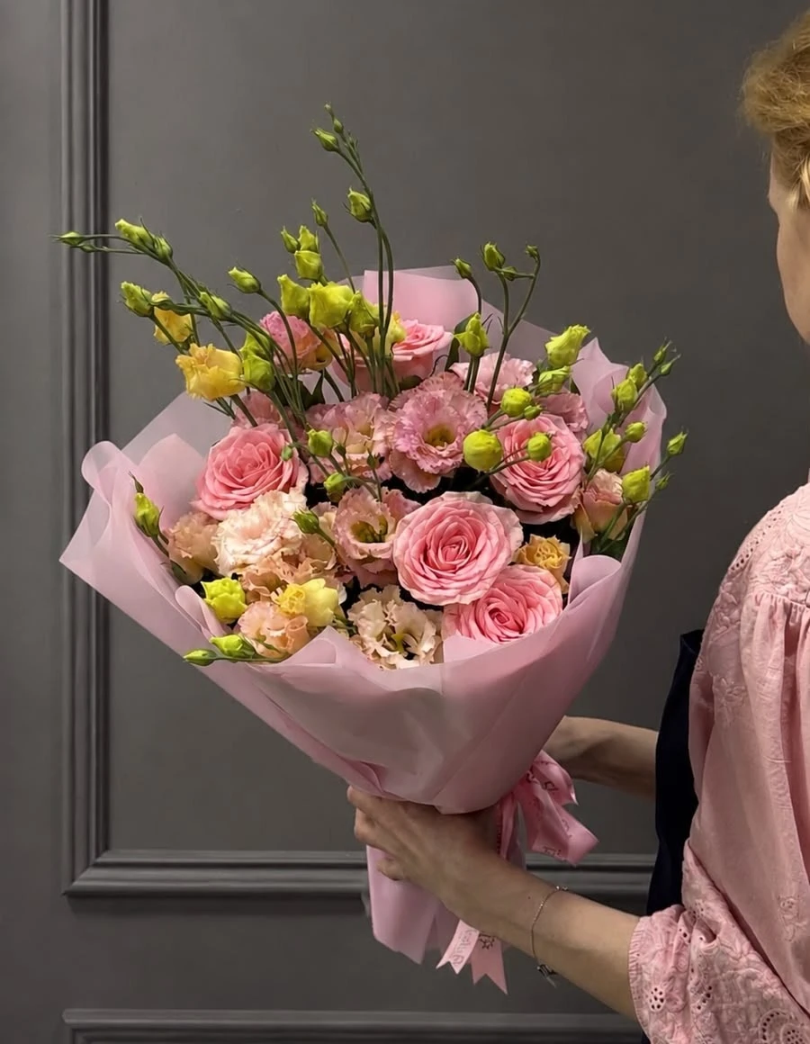 Eustoma və qızılgül buketi