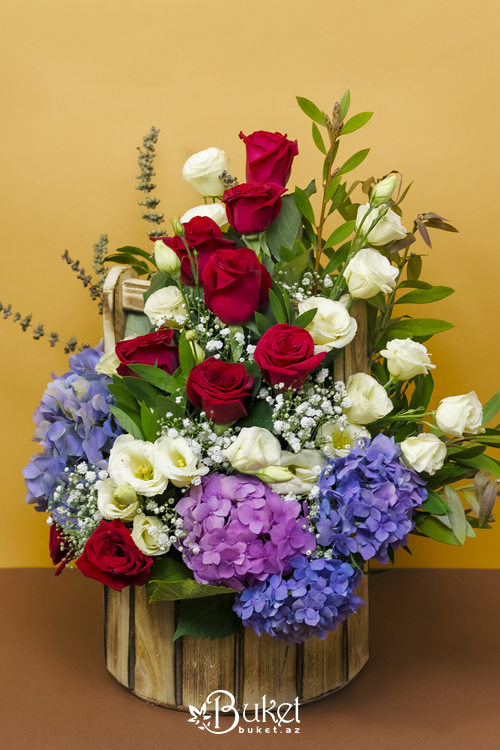 Bouquet of roses and eustomas